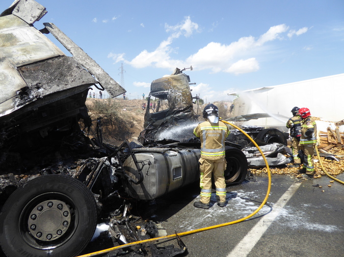 img/galeria/intervenciones2016/18.6.2016 Accidente de Trafico 2 camiones y 2 turismos A7/P1000488JPG.jpg